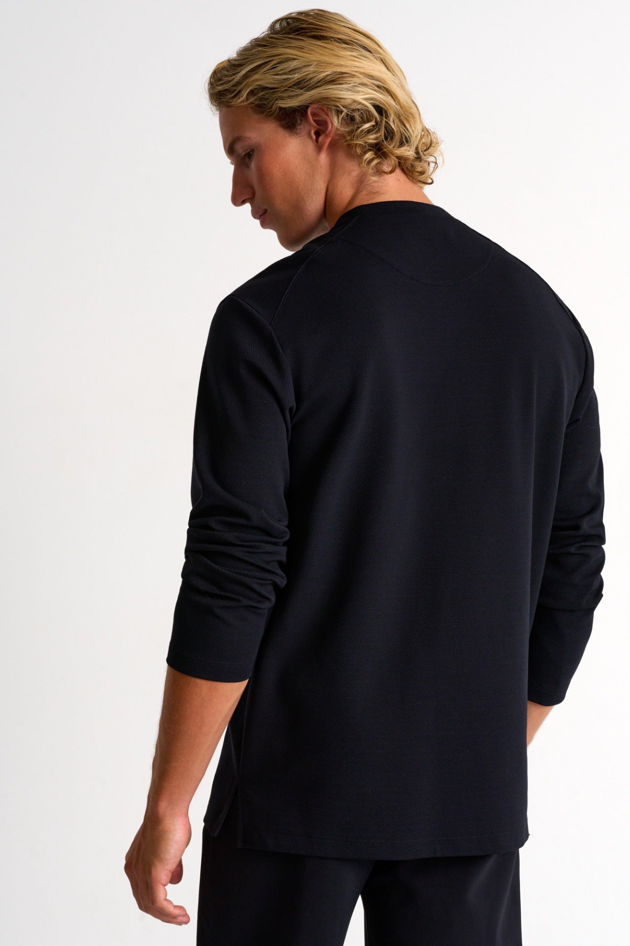 62274-82-800 - Textured Jersey Long Sleeve Round Neck S / 800 Black